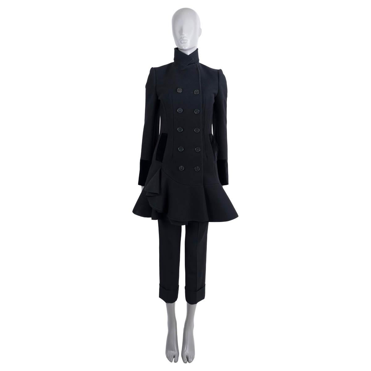 100% authentischer Alexander McQueen Zweireiher-Mantel aus schwarzer Wolle (100%). Mit taillierter Silhouette, hohem Halsausschnitt, gerüschtem Saum und zwei Pattentaschen an der Taille. Taschenklappen und Manschetten sind aus schwarzem Baumwollsamt