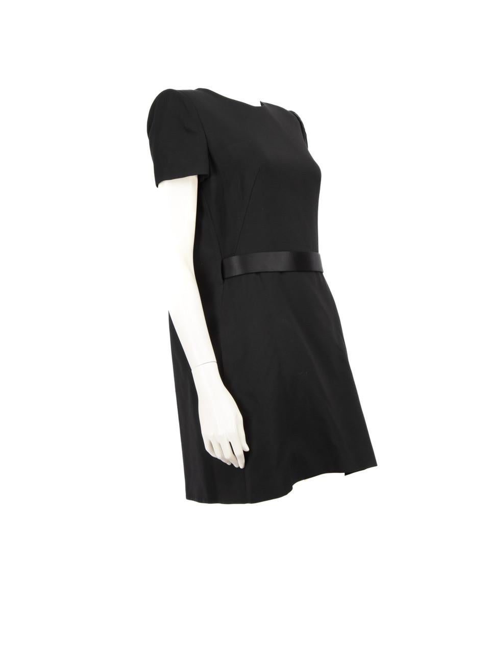 L'ÉTAT est très bon. L'usure minimale de la robe est évidente, il y a une décoloration autour des aisselles internes de cet article de revente de designer Alexander McQueen d'occasion.
 
 
 
 Détails
 
 
 Noir
 
 Laine
 
 Robe
 
 Mini
 
 Col rond
 

