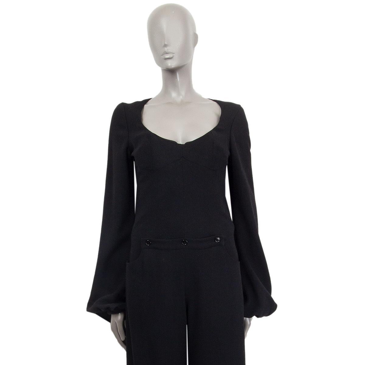 authentischer Alexander McQueen Jumpsuit mit weitem Bein aus schwarzer Wolle (85%) und Viskose (9%)  baumwolle (4%) Seide (2%) mit angesetztem Bustier, Kängurutasche vorne und Glockenärmeln. Gefüttert mit schwarzer Seide (100%). Schließt mit einem