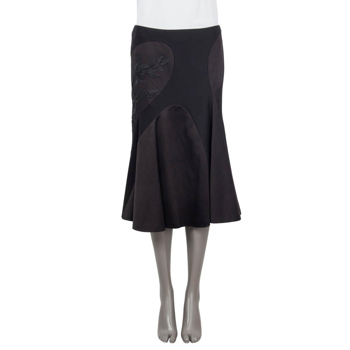 100% authentic Alexander McQueen flared skirt in black wool (39%), cotton (38%), silk (18%), polyamide (4%) and elastane (1%). Lined. Opens with a zipper on the back. Embellished with petrol green and dark brown leaves on black tulle. Has been worn