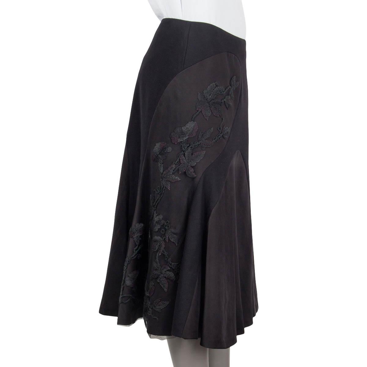 ALEXANDER MCQUEEN black wool FLORAL EMBROIDERED FLARED Skirt 40 S In Excellent Condition For Sale In Zürich, CH