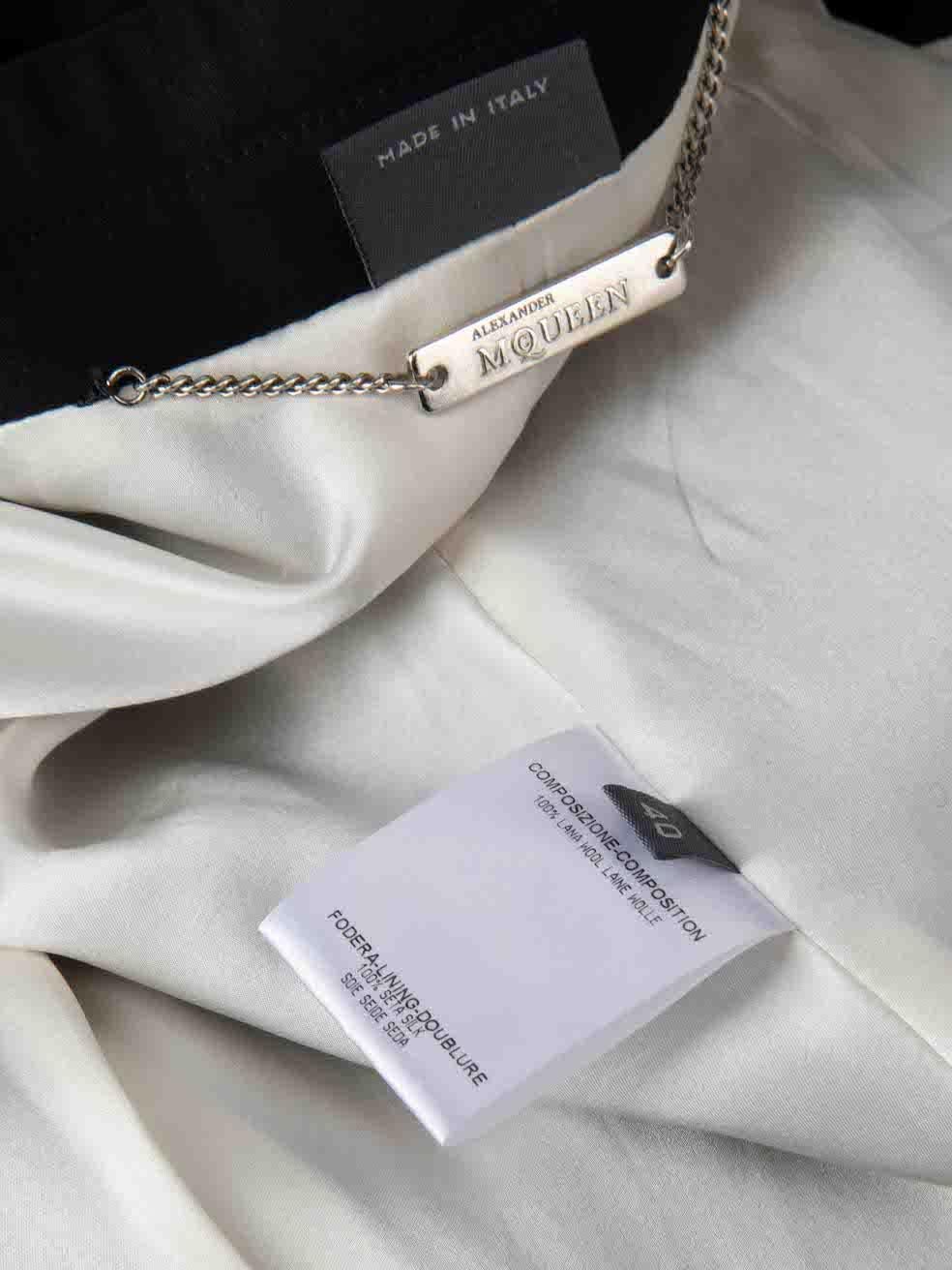 Alexander McQueen Schwarzer Blazer aus Wolle mit geometrischem Schliff Größe S im Angebot 3