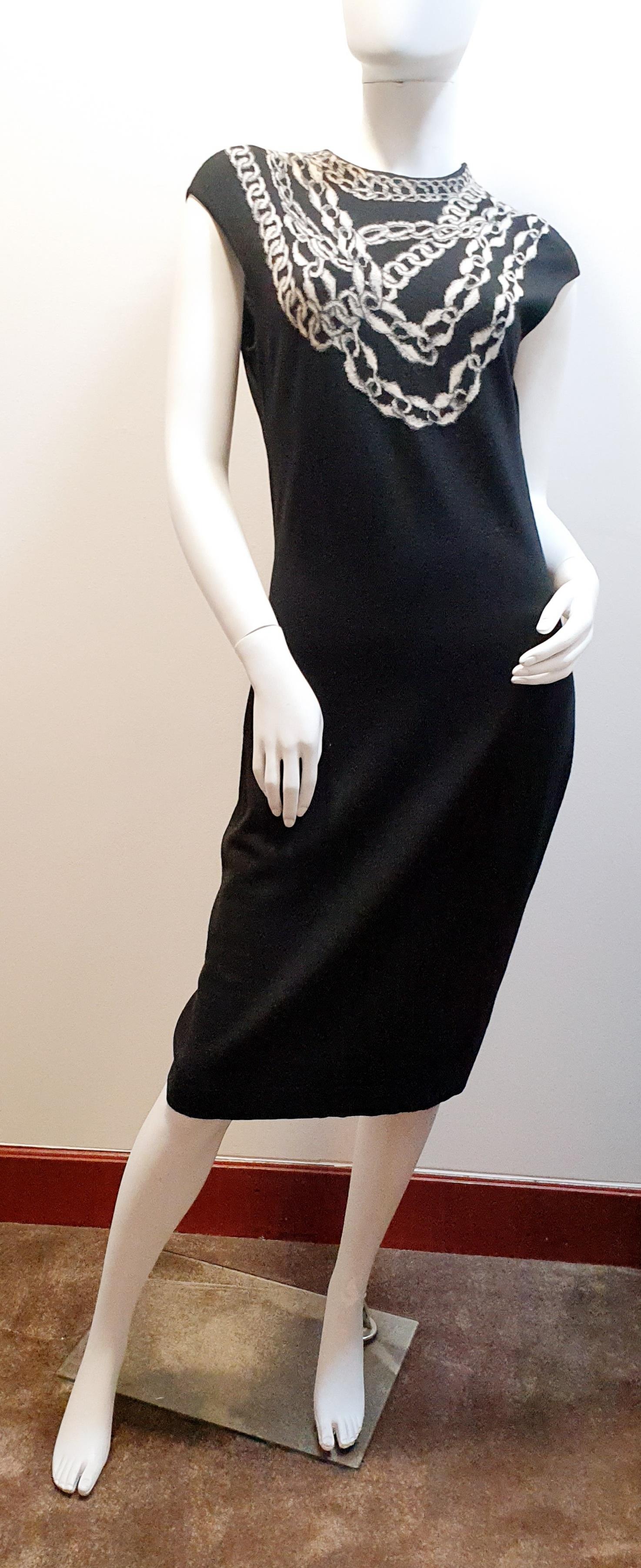 Alexander Mcqueen black Wool Midi Dress with jewel embroided chains
Beautiful vintage cap sleeve merino wool dress from Alexander McQueen. Chain detail around the neck and shoulders. Incredibly elegant in an understated way. 
Size L
Lenght  118 cm 