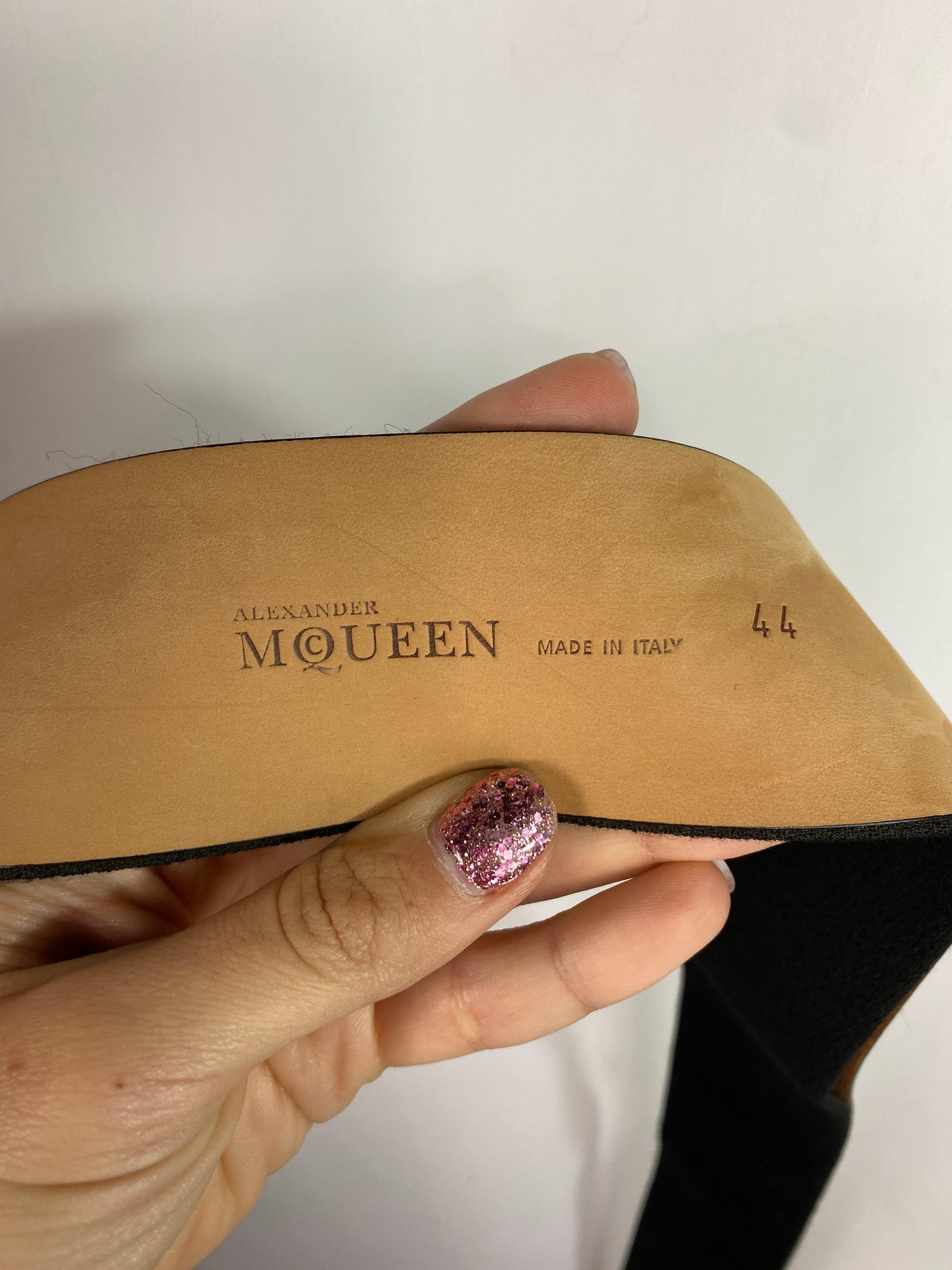 Alexander McQueen Mini Vestido de Capa de Lana Negro, Talla 44 en venta 4