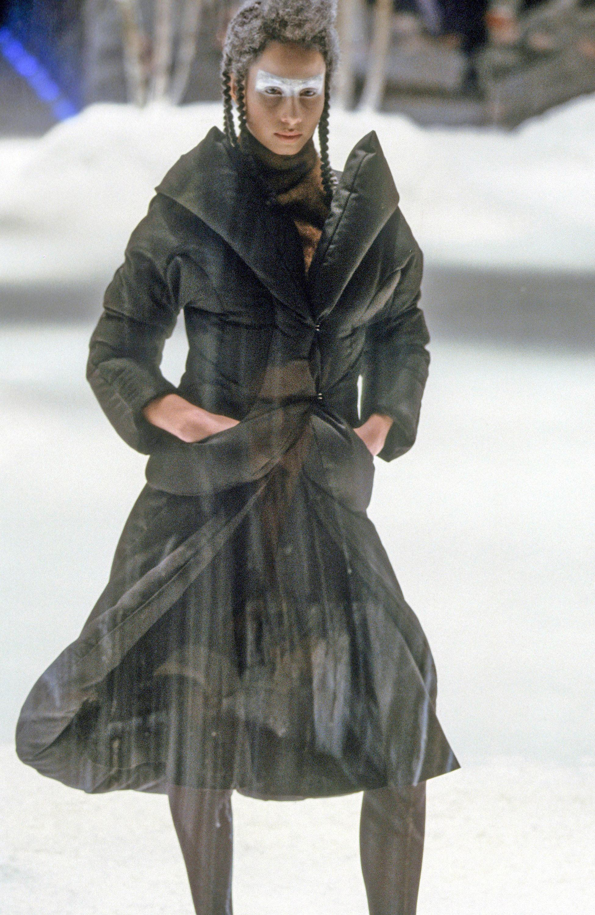 Noir Manteau matelassé en laine noire, Alexander McQueen, fw 1999 en vente