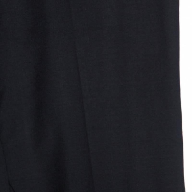 Aggiungi un tocco al tuo stile quotidiano con questi pantaloni Alexander McQueen. Sii impeccabile e favoloso con questi pantaloni neri. Questi pantaloni in lana di alta qualità aumenteranno il tuo quoziente di stile.