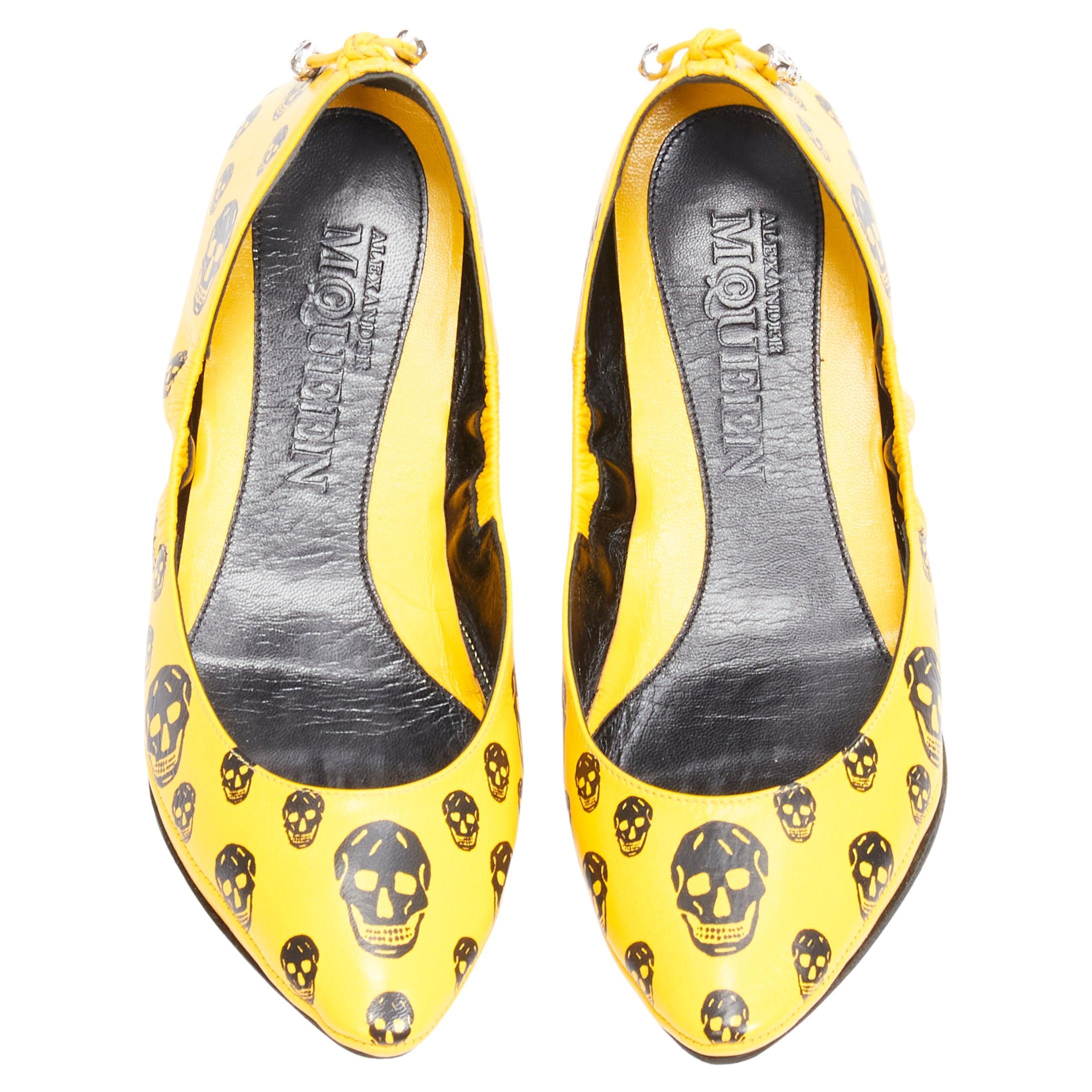 ALEXANDER MCQUEEN black yello Signature skull bow charm soft ballet flats EU37
Brand: Alexander McQueen
Material: Calfskin Leather
Color: Yellow
Pattern: Skull
Closure: Adjustable
Extra Detail: Silver-tone metal skull head charm at heel.
Made in:
