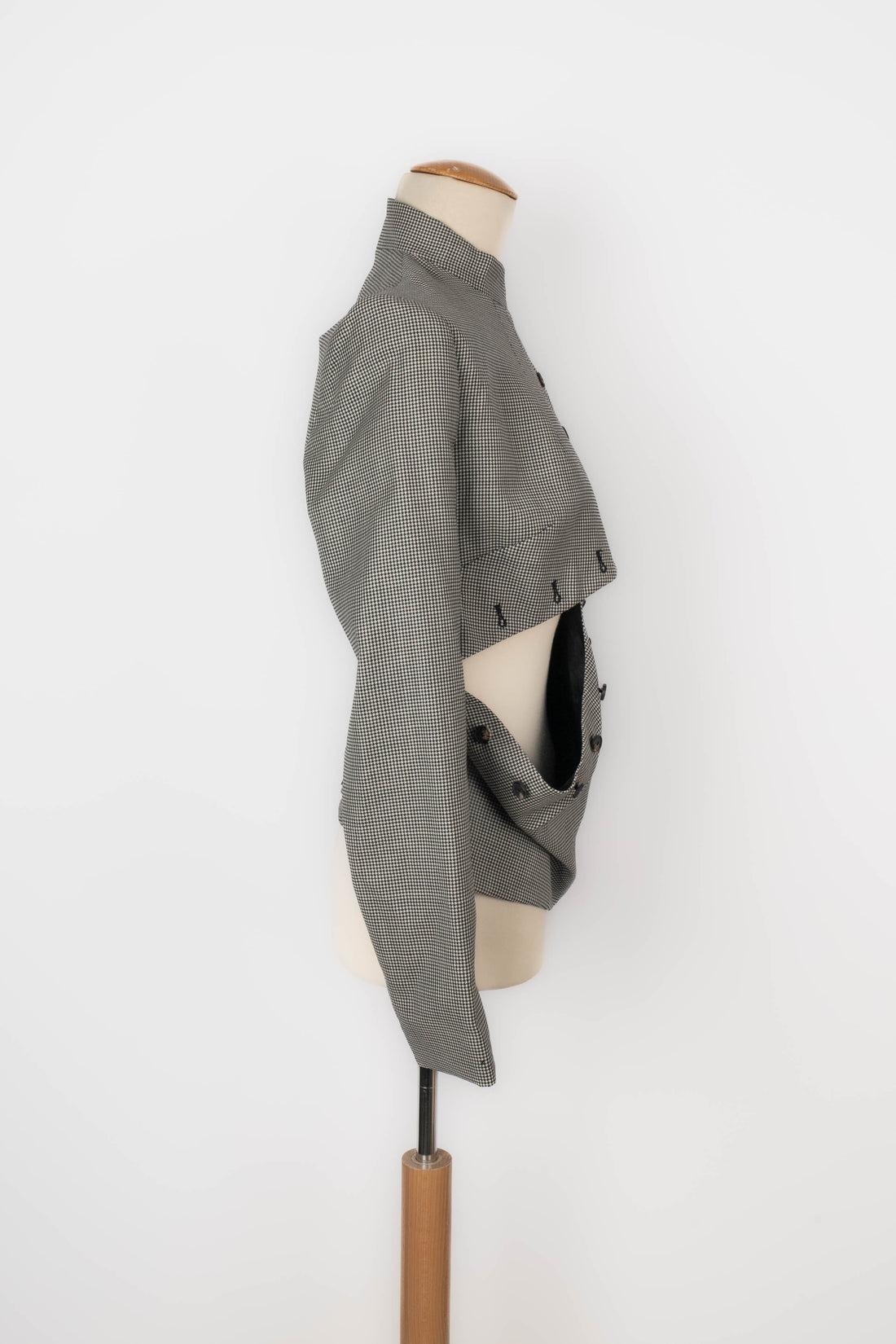 Alexander Mcqueen - (Made in Portugal) Blended wool asymmetrical jacket with houndstooth patterns. Size 40IT indicated, it fits a 36FR.

Additional information:
Condition: Very good condition
Dimensions: Shoulde width: 39 cm - Chest: 45 cm - Sleeve