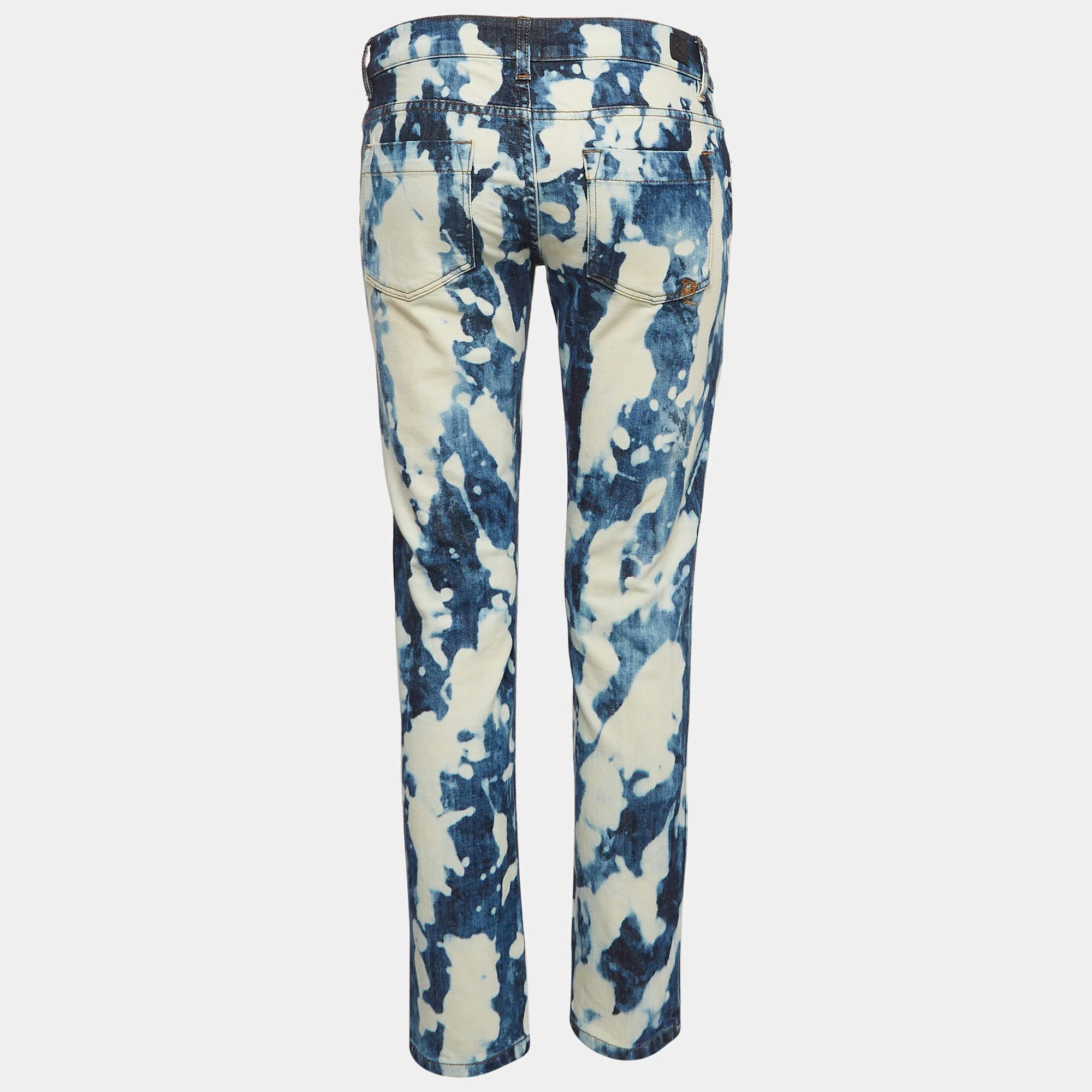 A good pair of jeans always makes the closet complete. This pair of jeans is tailored with such skill and style that it will be your favorite in no time. It will give you a comfortable stylish fit.