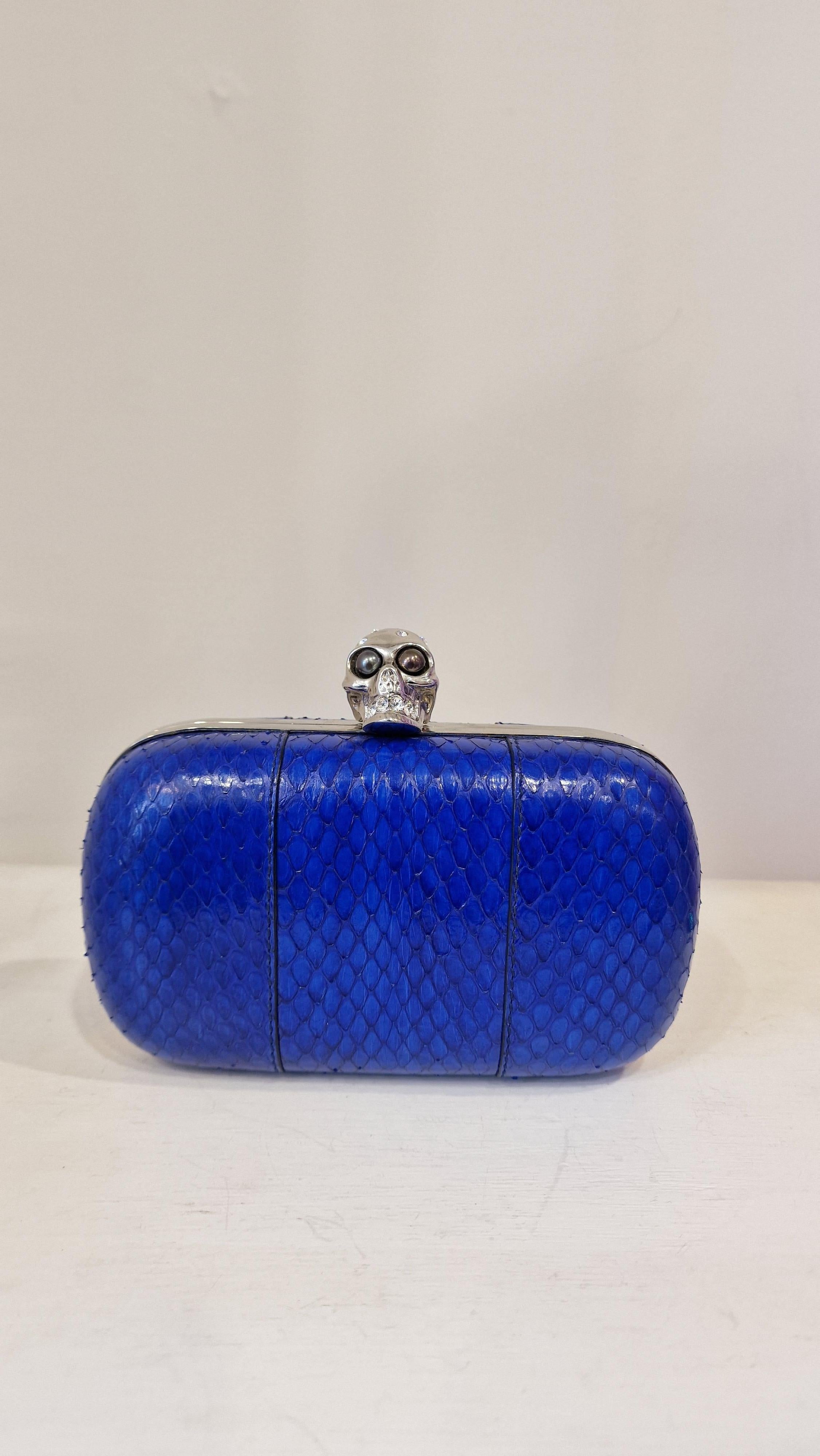 Alexander McQueen blue clutch pochette In Excellent Condition For Sale In Capri, IT