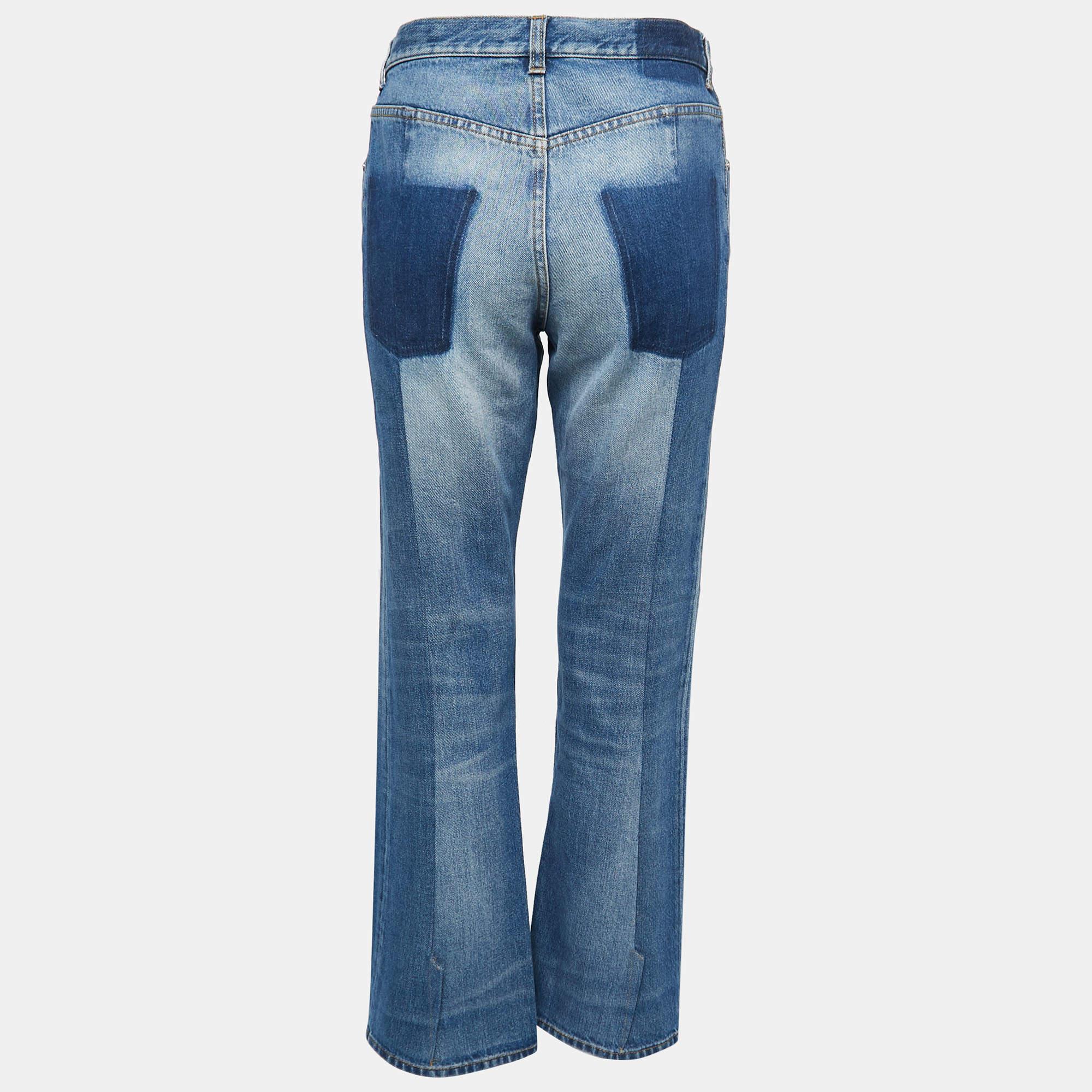 Pick these jeans from Alexander McQueen and feel absolutely stylish. They have been skillfully stitched using high-quality fabric and flaunt a superb fit. Pair these jeans with your favorite sneakers as you head out for the day.


