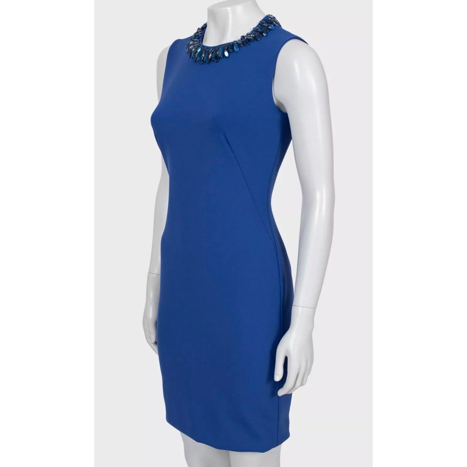 Sortez avec style grâce à cette authentique robe ajustée Alexander McQueen ! Cette superbe robe est d'un bleu profond, parfait pour se faire remarquer. Il présente des détails uniques et une silhouette élégante grâce au mélange de polyamide