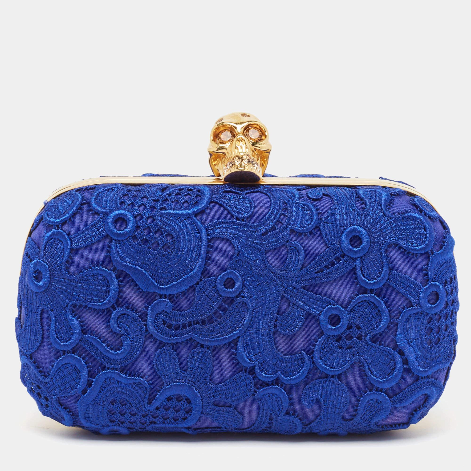 Make an inspiring appearance with this statement-making Skull Box Clutch. This Alexander McQueen creation has a structured body made of metal. It is adorned with skull clasp closure embellished with crystals. Carry this beauty to add luxury to your