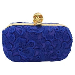 Alexander McQueen Blaue Pochette-Clutch mit Spitzenadel und Totenkopf