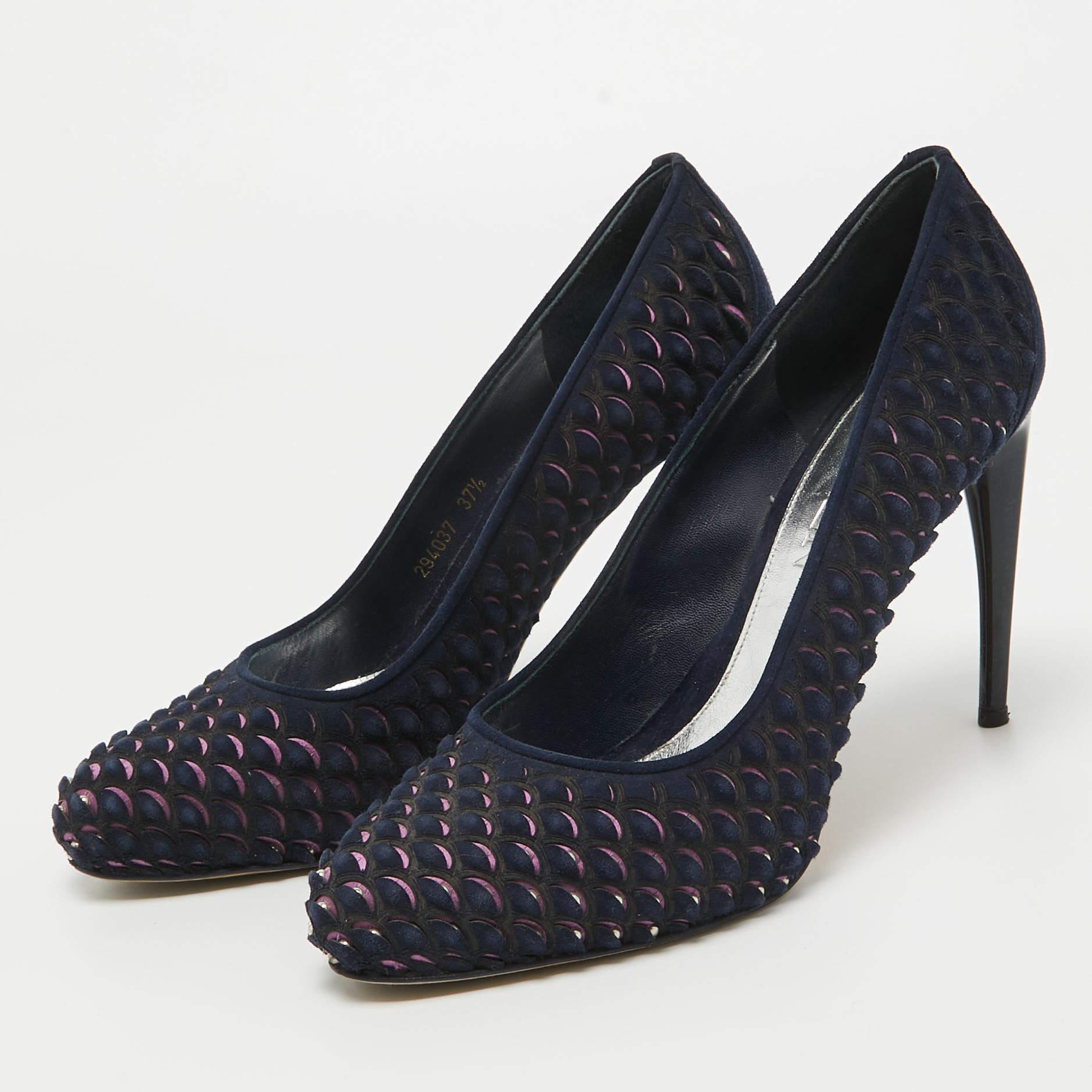 Exhibit an elegant style with this pair of pumps. These elegant shoes are crafted from quality materials. They are set on durable soles and sleek heels.