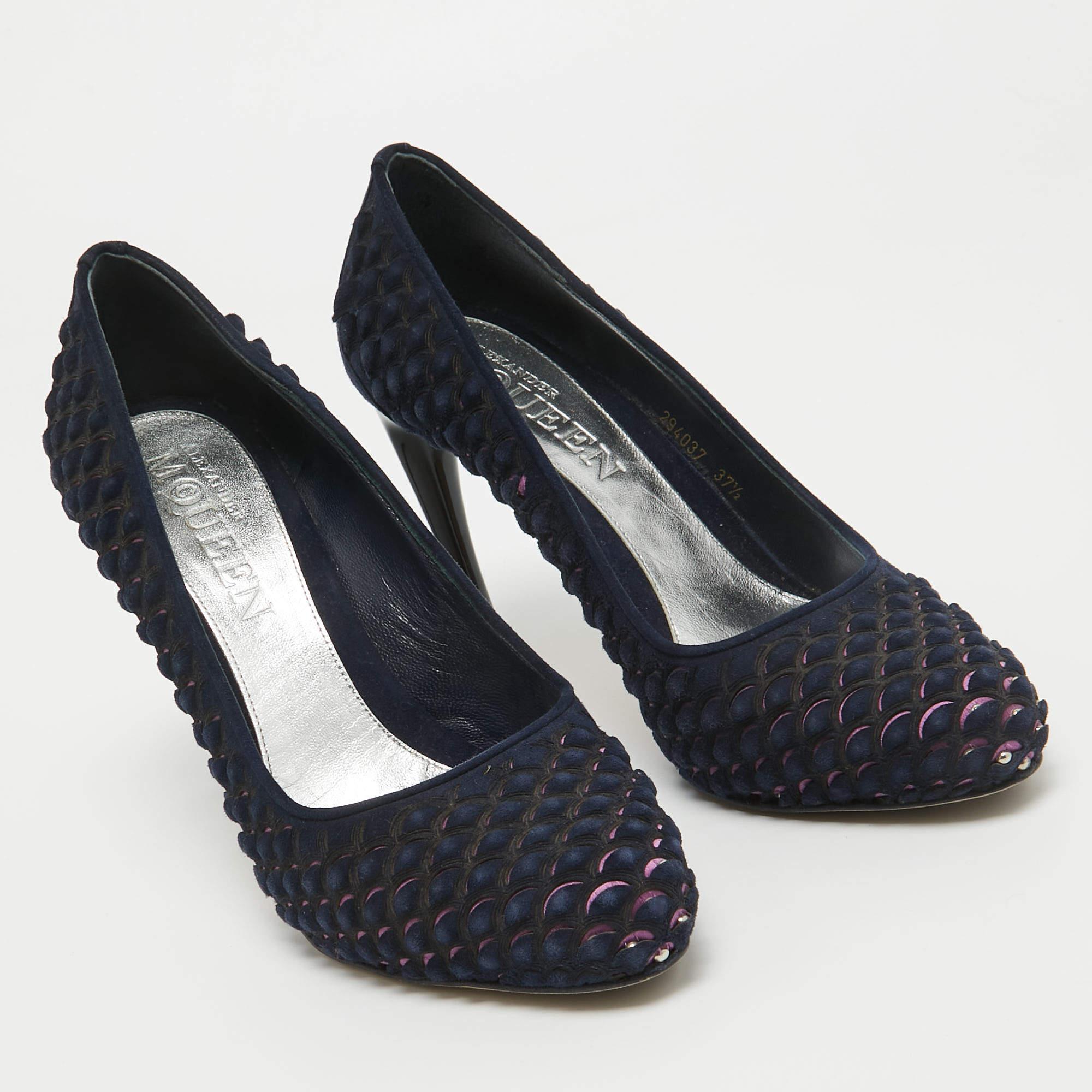 Alexander McQueen Blue Laser Cut Suede & Studded Satin Round Toe Pumps Size 37.5 In Good Condition For Sale In Dubai, Al Qouz 2