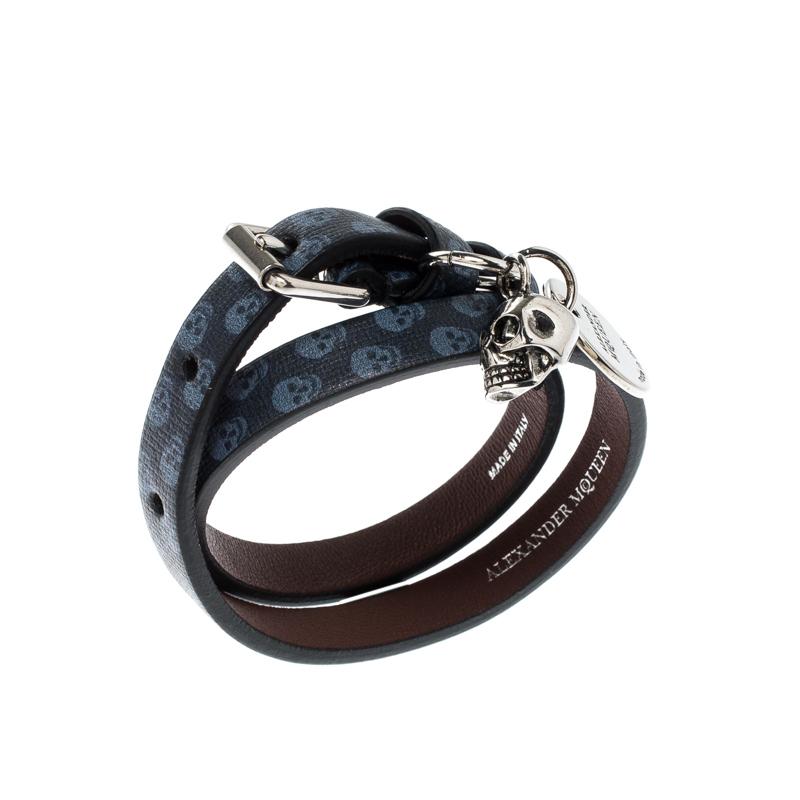 Designed to wrap around your wrist, this Alexander McQueen bracelet comes crafted from leather printed with skulls along with a buckle clasp and a dangling skull charm in silver tone. The skull motifs are a signature of the brand and they've been