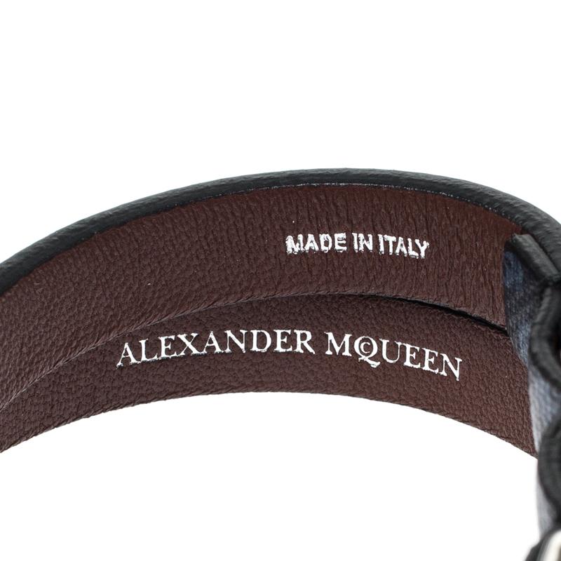 Alexander McQueen Blue Printed Leather Skull Charm Double Wrap Bracelet In Excellent Condition In Dubai, Al Qouz 2