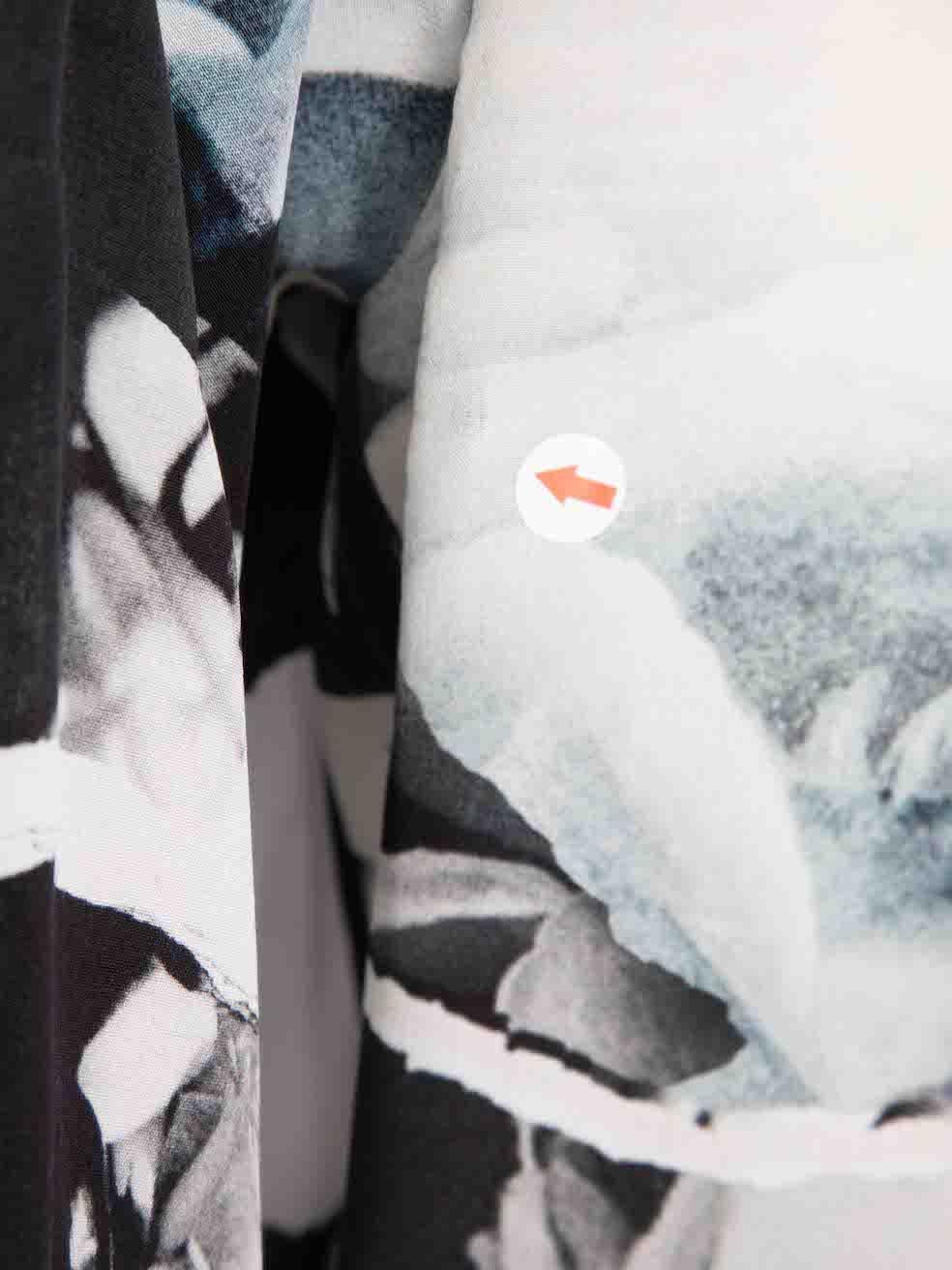 Alexander McQueen, chemisier bleu en soie imprimé rose tortue, taille XL Pour femmes en vente