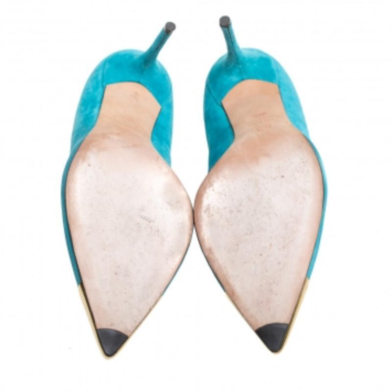 A beautifully-constructed pair by Alexander McQueen to give you a luxurious feel. The pumps are designed in a pointed-toe style and lifted on 10 cm heels. The gold-tone tip and the lovely blue color of the suede amplify the pair's appeal.