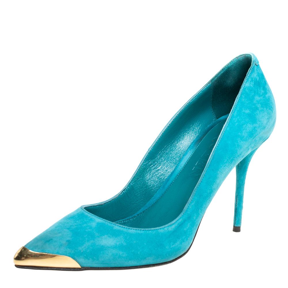 A beautifully-constructed pair by Alexander McQueen to give you a luxurious feel. The pumps are designed in a pointed-toe style and lifted on 10 cm heels. The gold-tone tip and the lovely blue color of the suede amplify the pair's appeal.

