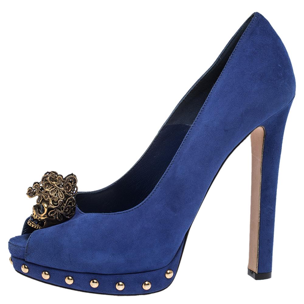 Breathtaking and whimsical, these pumps from Alexander McQueen are here to enchant you and make you fall in love with them. These blue pumps are crafted from suede and feature a peep-toe silhouette. They flaunt signature skull motifs on the uppers