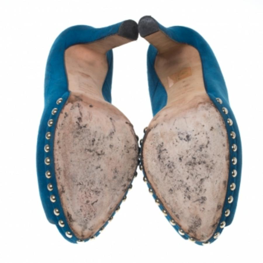 Si vous aimez les choses originales et uniques, les créations d'Alexander McQueen sont faites pour vous. Ces escarpins McQueen sont tout sauf ennuyeux. Luxueusement confectionnés en daim, ils présentent des motifs de tête de mort dorés sur les peep