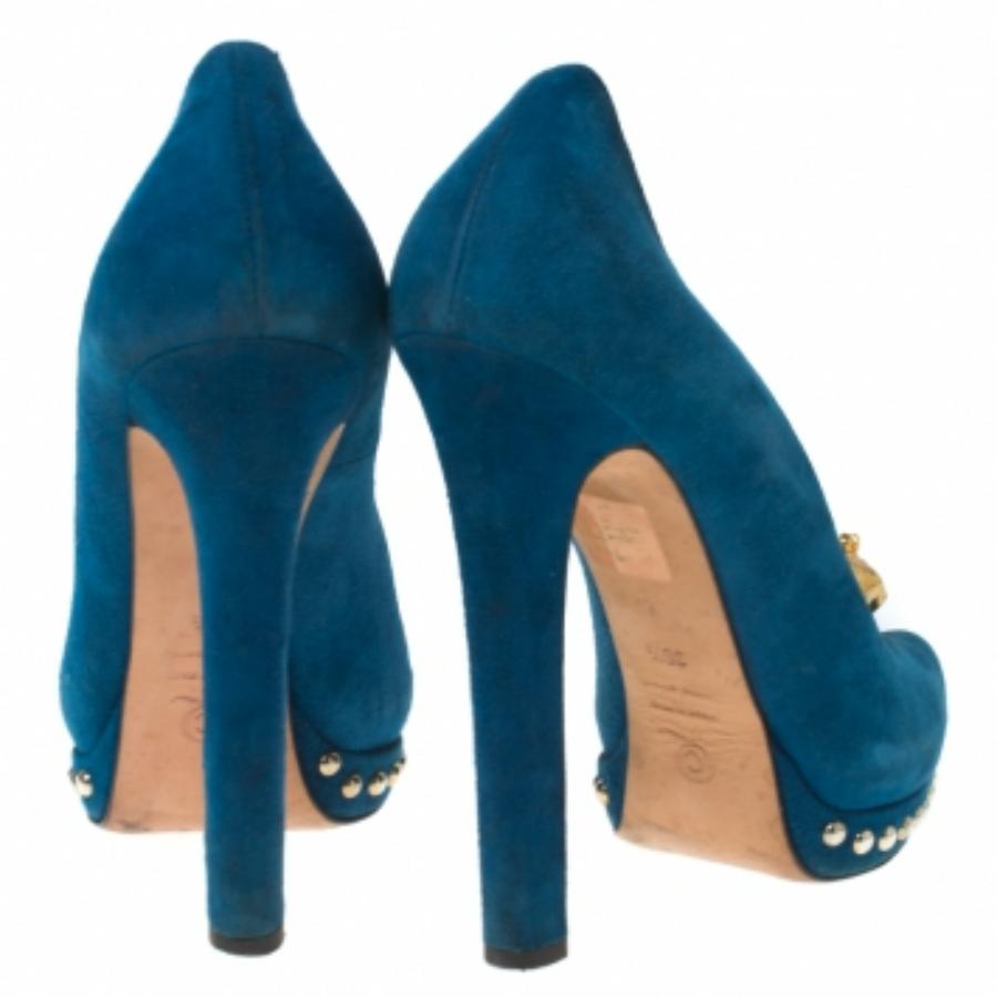 Alexander McQueen Bleu Suede Crystal Skull Peep Toe Platform Pumps Size 39.5 Bon état - En vente à Dubai, Al Qouz 2