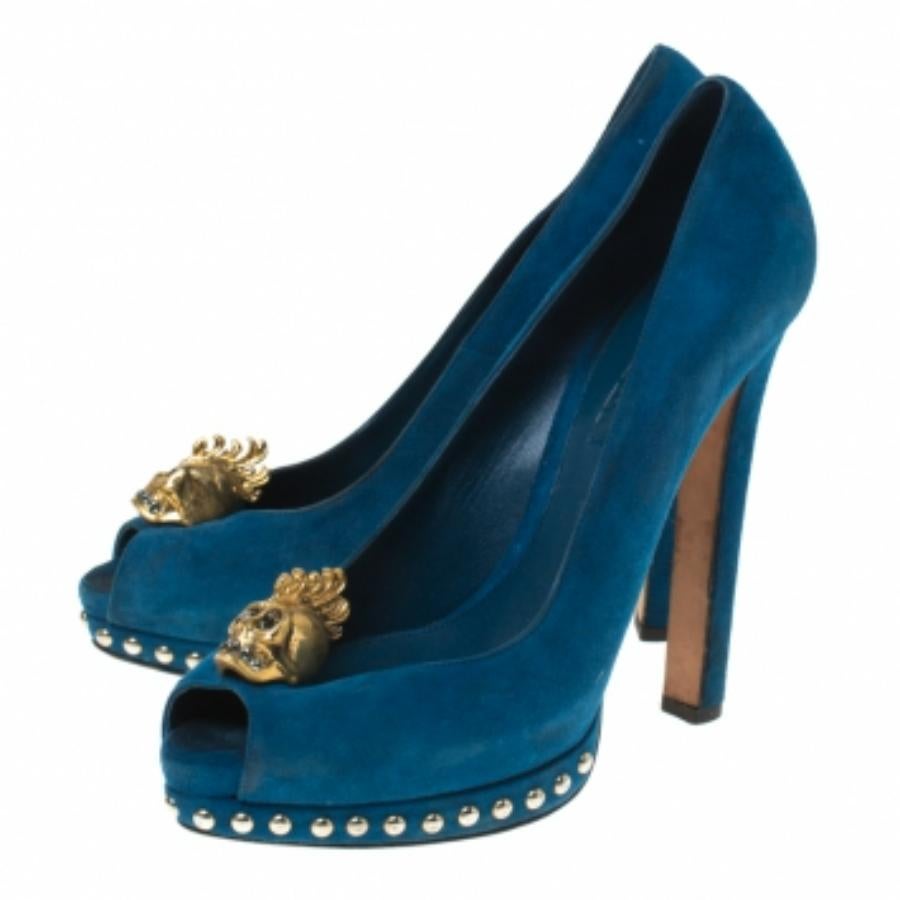 Alexander McQueen Bleu Suede Crystal Skull Peep Toe Platform Pumps Size 39.5 en vente 3