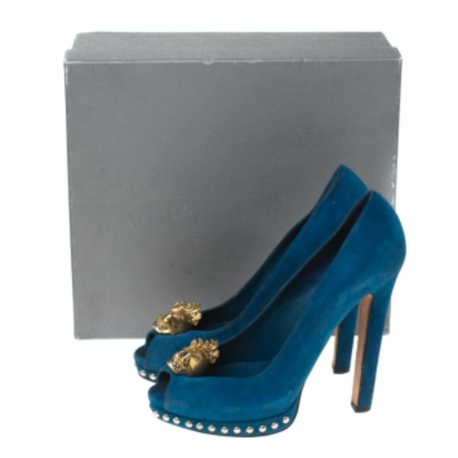 Alexander McQueen Bleu Suede Crystal Skull Peep Toe Platform Pumps Size 39.5 en vente 4