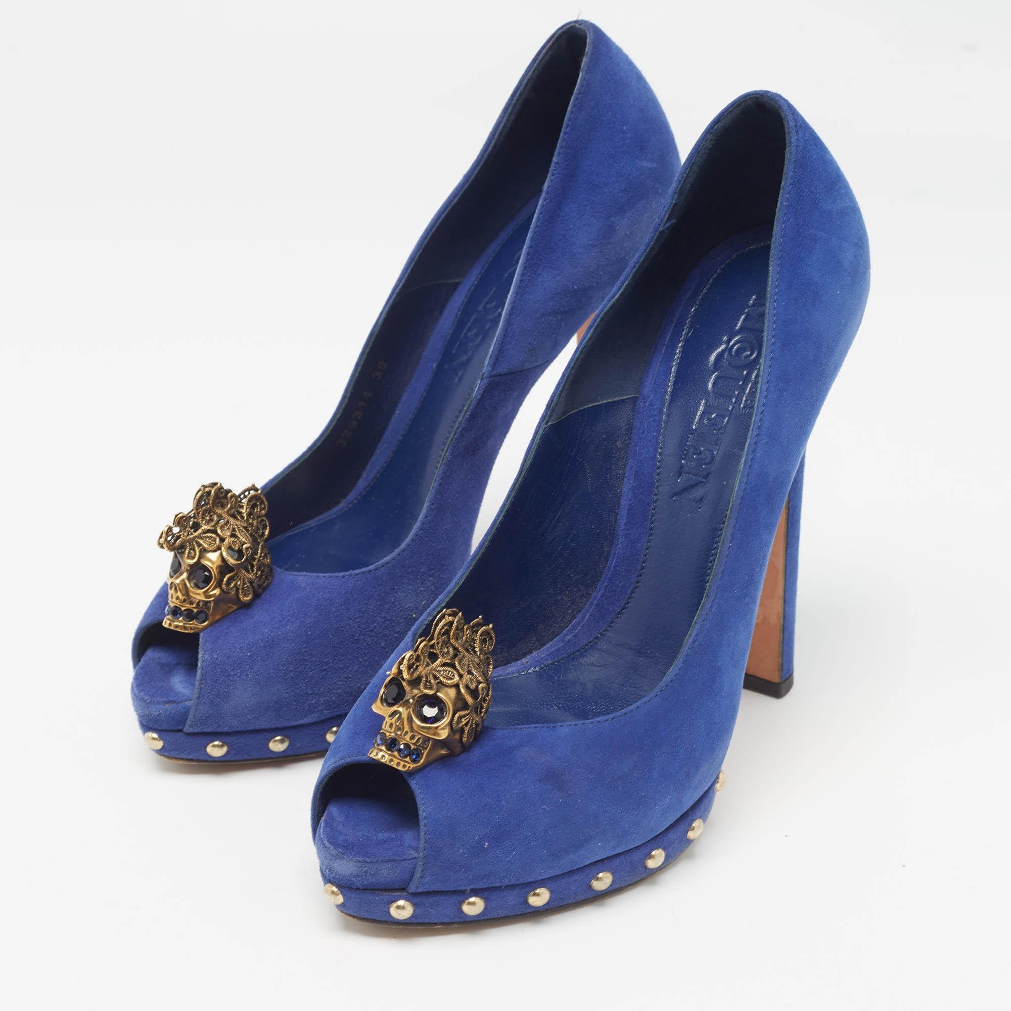 Faites preuve de chic avec ces escarpins de créateur. Ils présentent des talons robustes et des semelles durables, parfaits pour vos sorties à la mode.