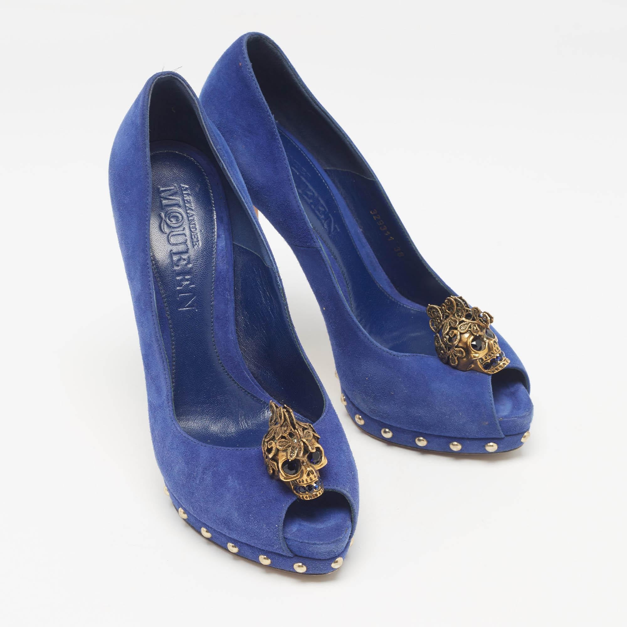 Alexander McQueen escarpins à bout ouvert tête de mort en daim bleu taille 38 Bon état à Dubai, Al Qouz 2