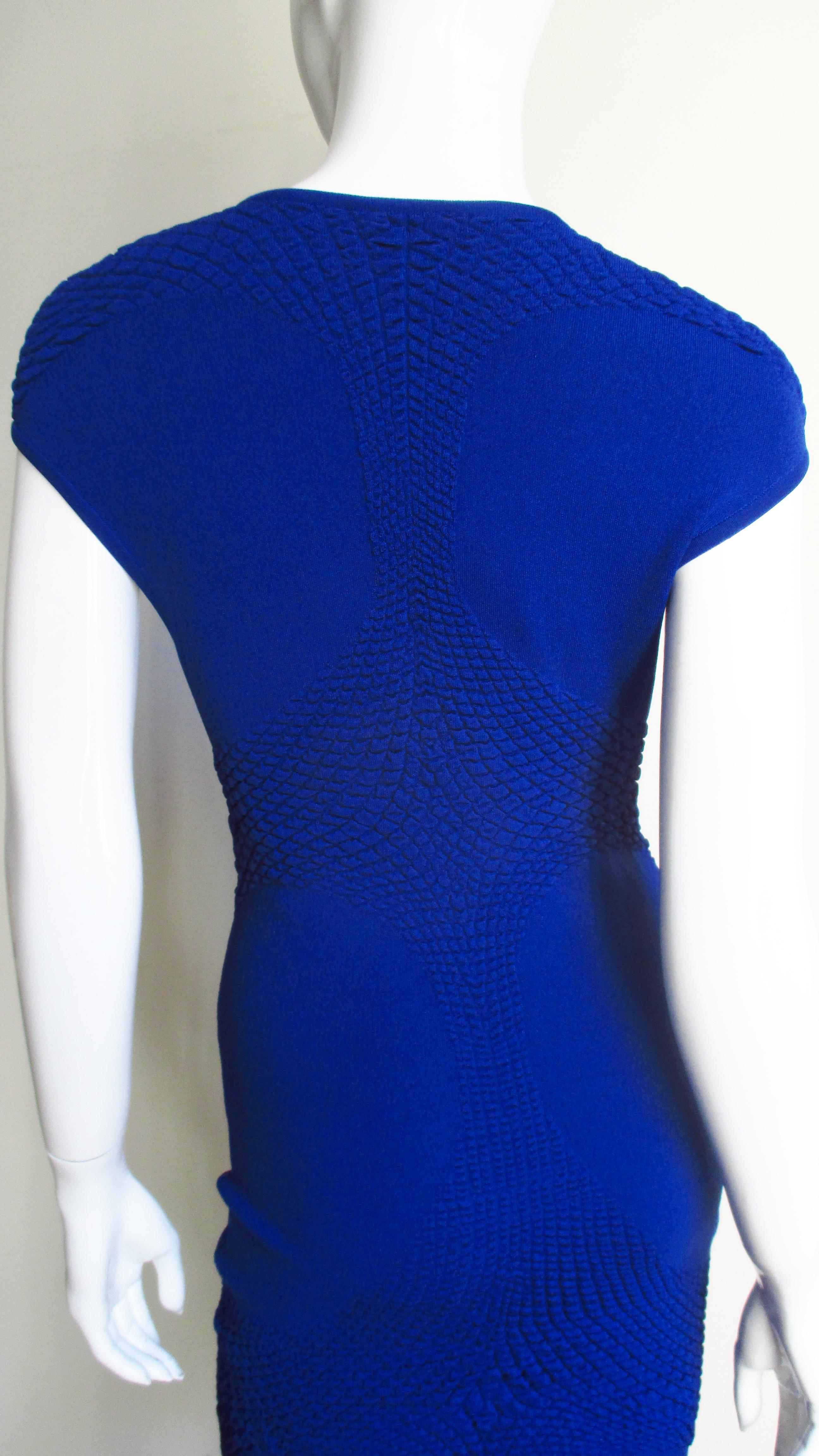 Blaues Alexander McQueen-Bodycon-Kleid im Angebot 7