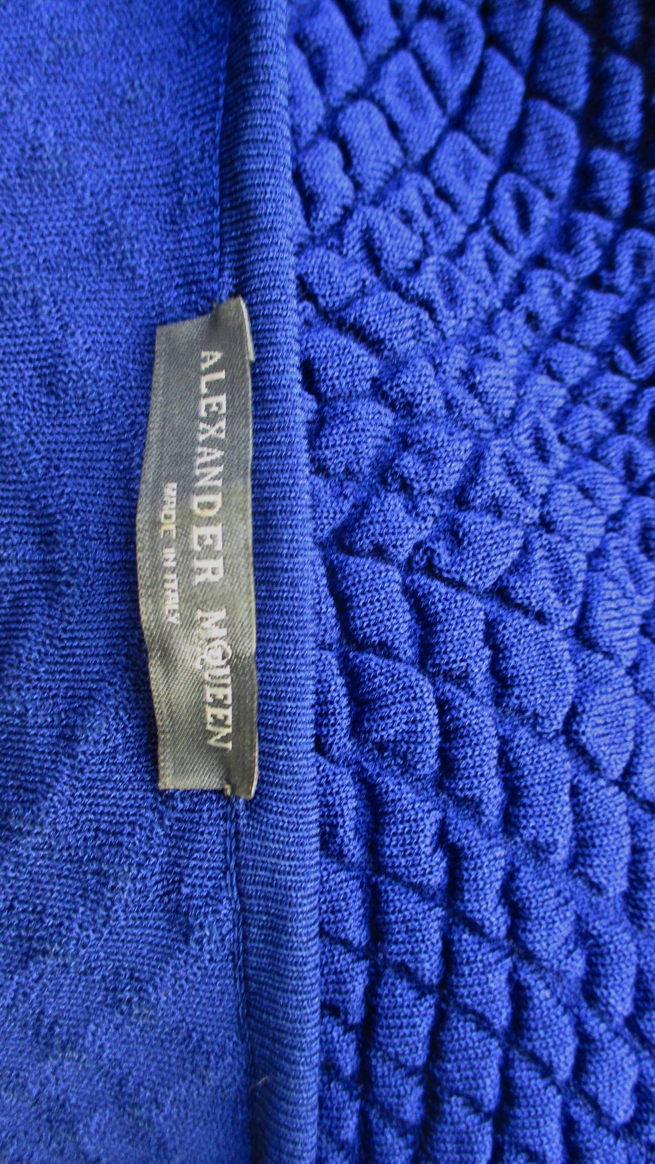 Alexander McQueen - Robe moulante bleue en vente 9