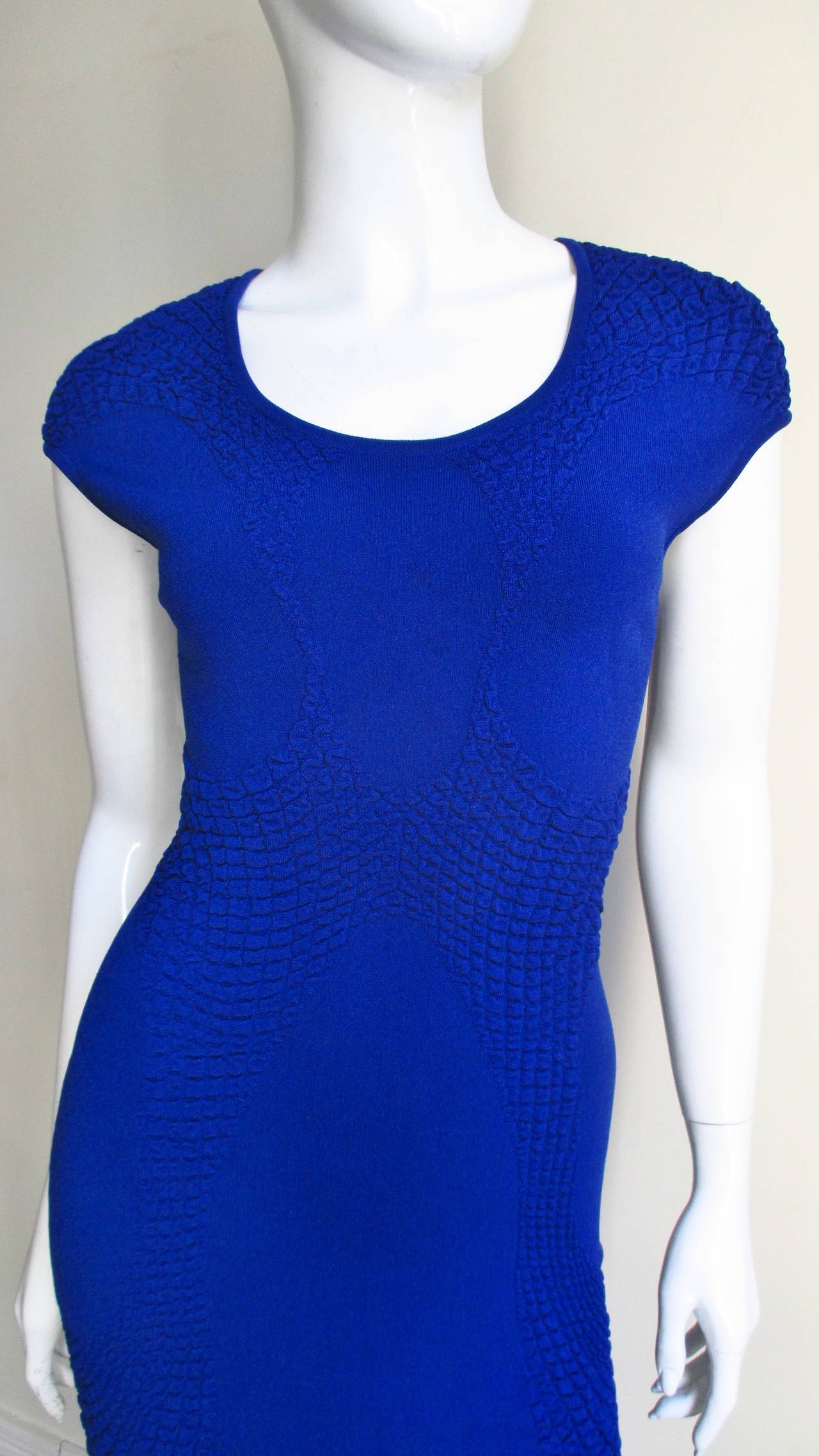 Blaues Alexander McQueen-Bodycon-Kleid im Zustand „Hervorragend“ im Angebot in Water Mill, NY