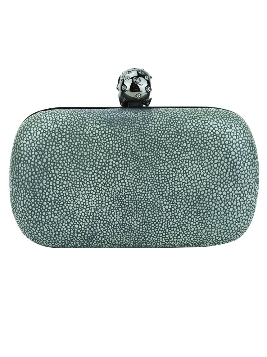 Alexander McQueen



 Clutch Alexander McQueen Box Green original made of textured leather in green color. The small and structured model has a single internal compartment, snap closure with skull studded with green synthetic crystals with lead