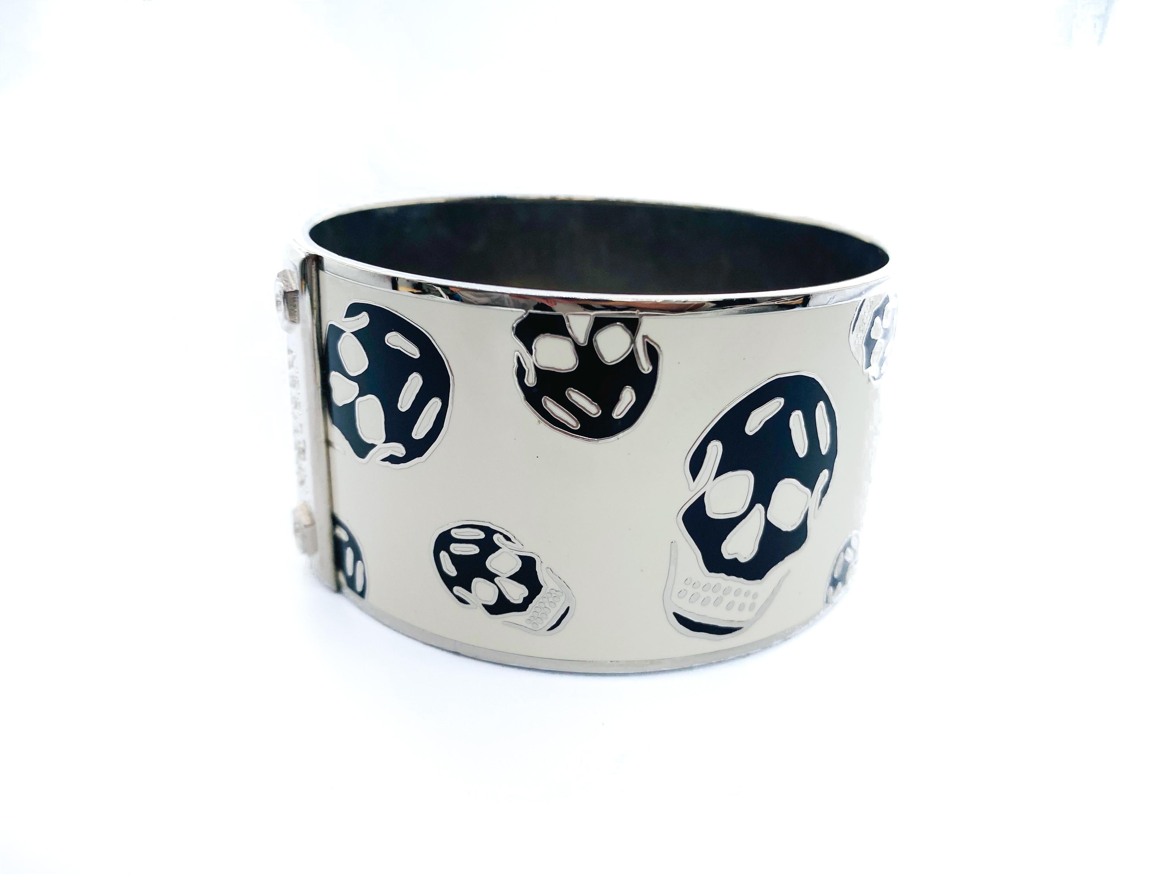 Alexander McQueen Bracelet Skull Cuff

Super cool cuff from Alexander McQueen. Made from white enamel and a heavy silver-tone brass with black skulls. 

Style notes:
Wear this bold piece to bring a cool edge to your weekend wardrobe and your classic