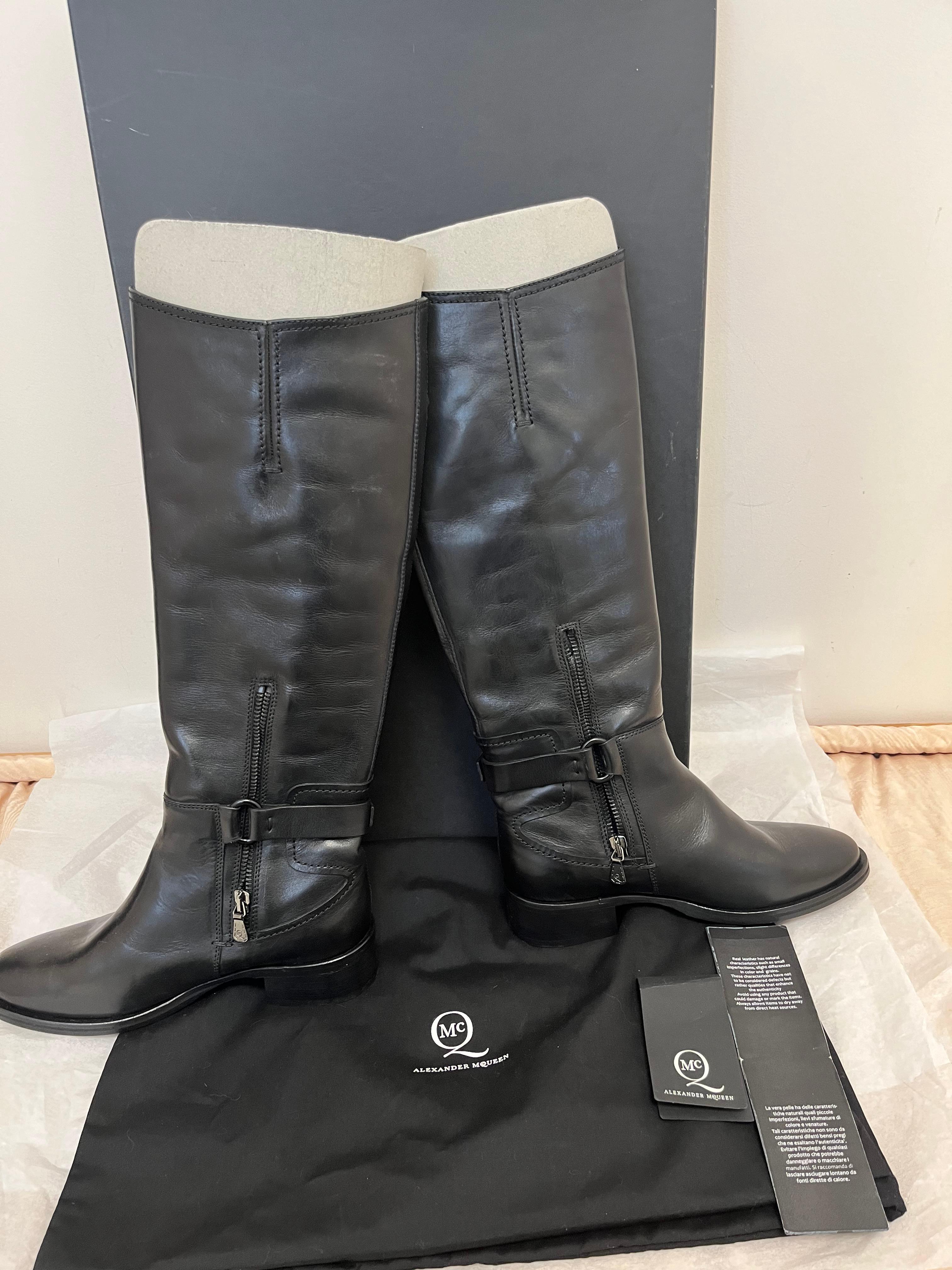 Alexander McQueen Bridal Riding Boots Size 7 w/Box, Dust Bag and Literature In New Condition In Port Hope, ON