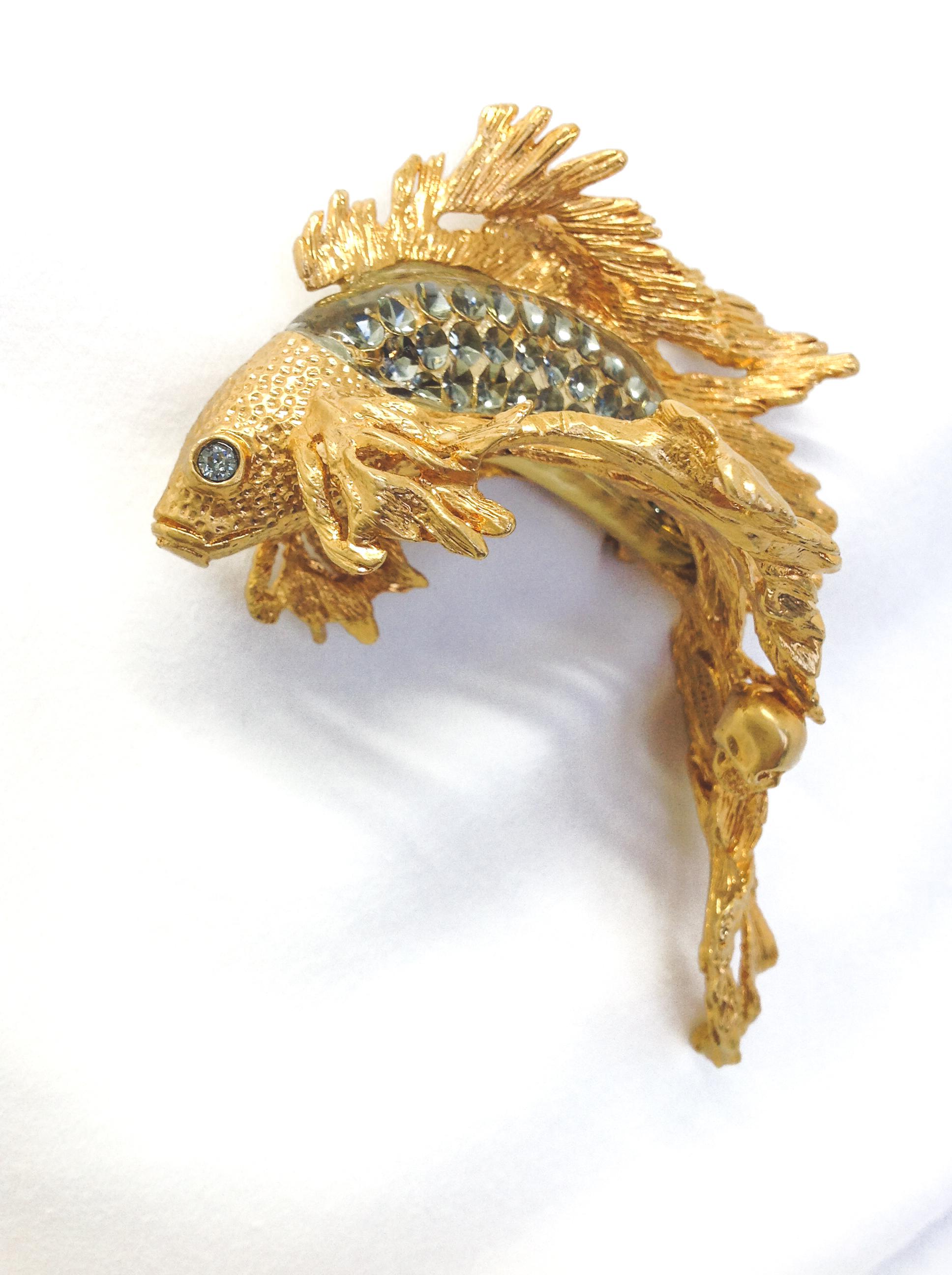 Alexander McQueen Brooch

Incredible asian inspired piece from the house of Alexander McQueen - designed to look like a Koi Carp leaping from the water

Details 
-Cast from brushed gold-plated brass and made in Italy
-Embellished with Swarovski