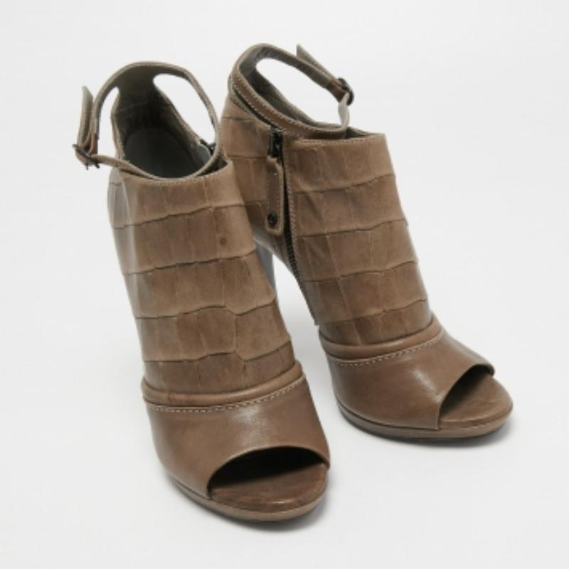 Mit ihrer eleganten Silhouette sind diese Stiefel ein echter Hingucker. Sie verfügen über bequeme Einlegesohlen und strapazierfähige Laufsohlen für eine lange Lebensdauer. Diese Stiefel sind einfach umwerfend, und Sie müssen sie unbedingt sofort