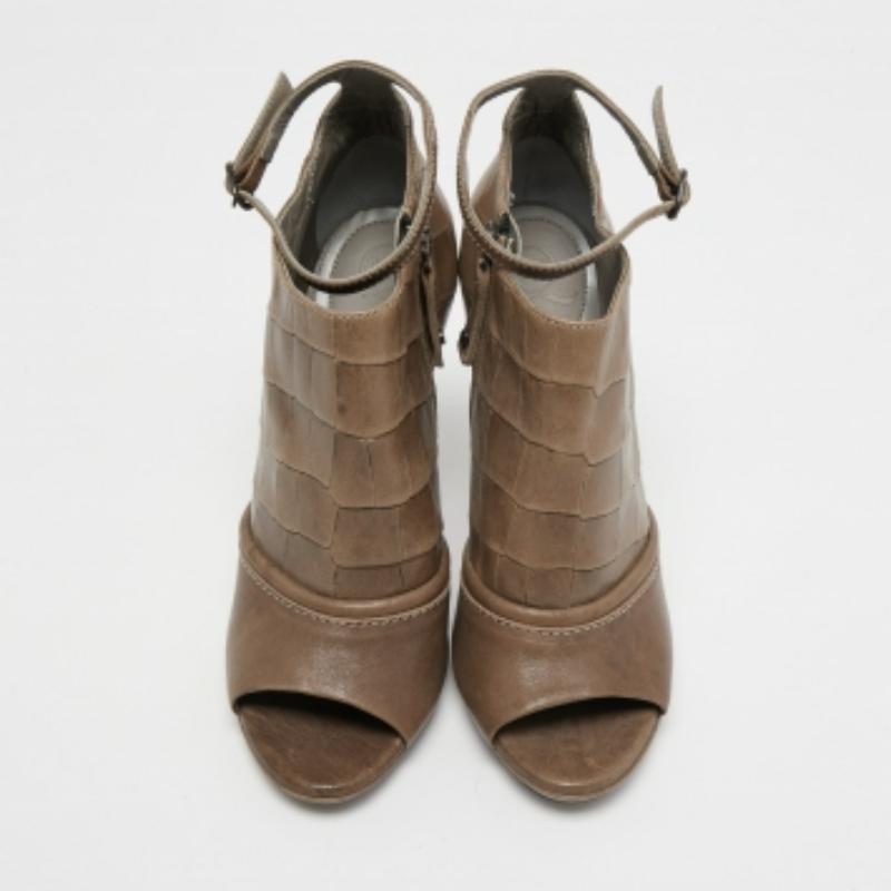 Alexander McQueen Braunes Krokodil geprägtes Leder Offener Zehenstiefel Größe 40 (Grau) im Angebot