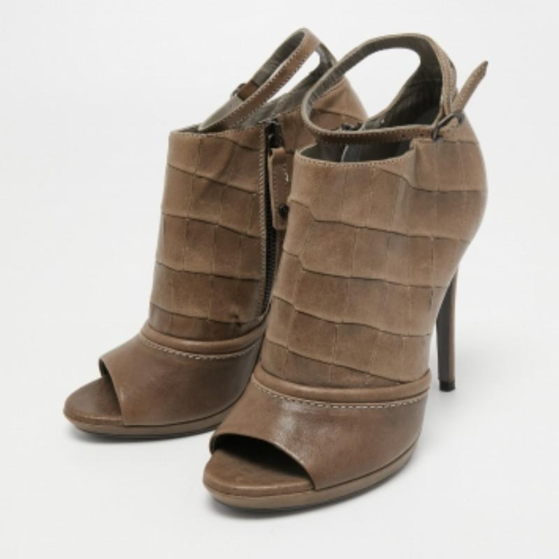 Alexander McQueen Braunes Krokodil geprägtes Leder Offener Zehenstiefel Größe 40 im Zustand „Hervorragend“ im Angebot in Dubai, Al Qouz 2