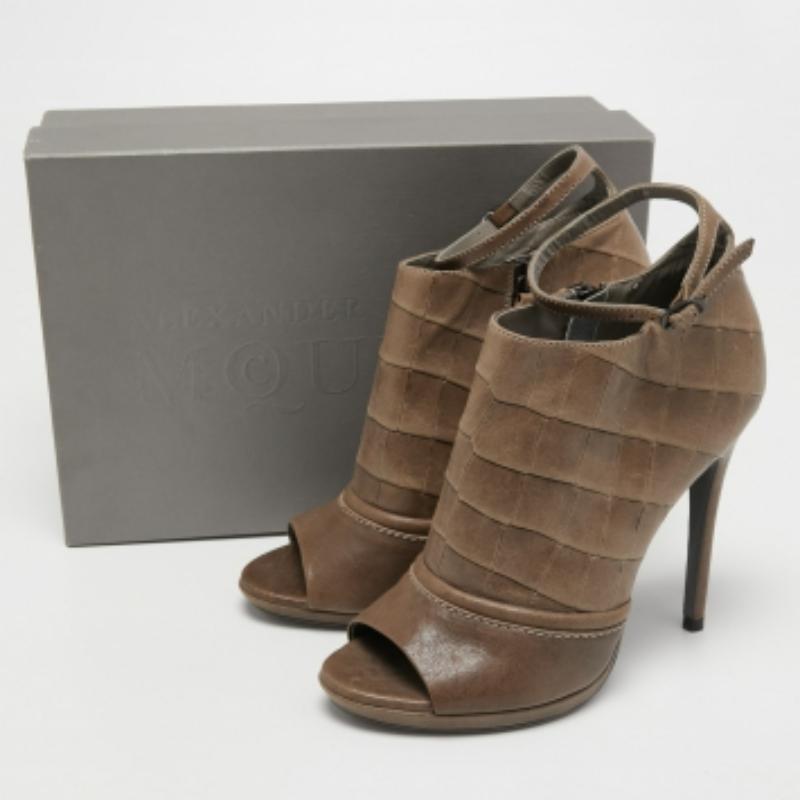 Alexander McQueen Braunes Krokodil geprägtes Leder Offener Zehenstiefel Größe 40 Damen im Angebot