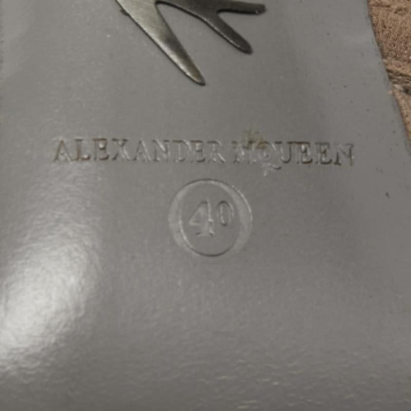 Alexander McQueen Braunes Krokodil geprägtes Leder Offener Zehenstiefel Größe 40 im Angebot 1
