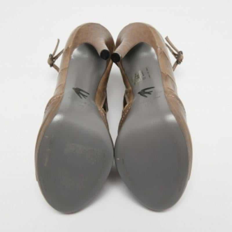 Alexander McQueen Braunes Krokodil geprägtes Leder Offener Zehenstiefel Größe 40 im Angebot 2