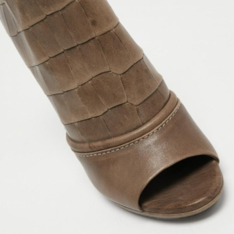 Alexander McQueen Braunes Krokodil geprägtes Leder Offener Zehenstiefel Größe 40 im Angebot 3