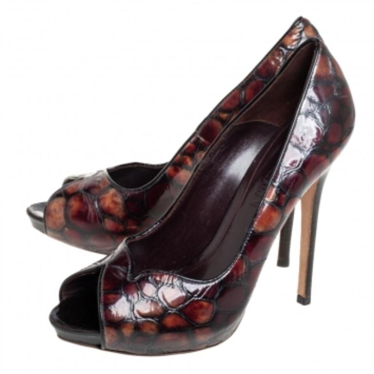 Whether it is with formals or smart casuals, these Alexander McQueen pumps will ensure a luxe finish. They're crafted using crocodile-embossed leather and designed with peep toes, leather-lined insoles with the brand label, and 13 cm heels.