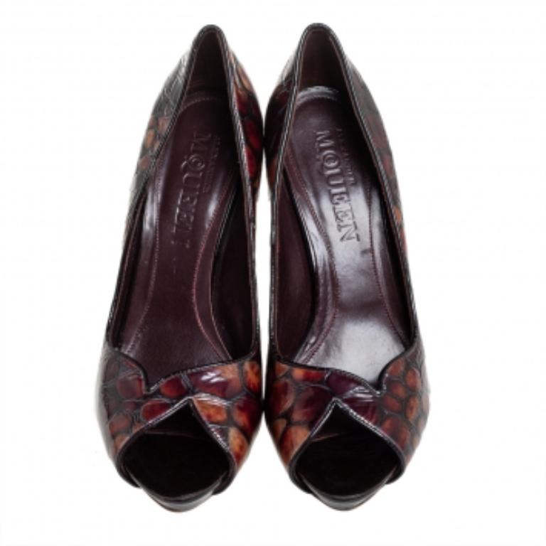 Women's Alexander McQueen Brown Crocodile Embossed Leather Peep Toe Pumps Size 40 For Sale
