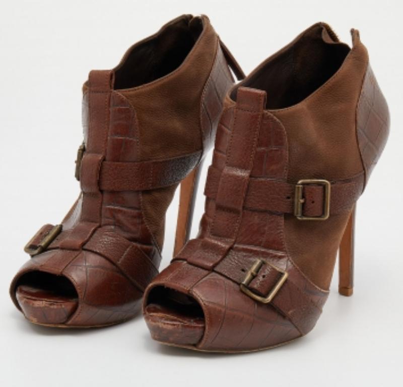 Estas botas Alexander McQueen son duraderas y elegantes. Fabricados en piel, están adornados con múltiples diseños de hebillas en la parte superior y se cierran con una cremallera en el contrafuerte. Los tacones de 13 cm de este par realzarán tu