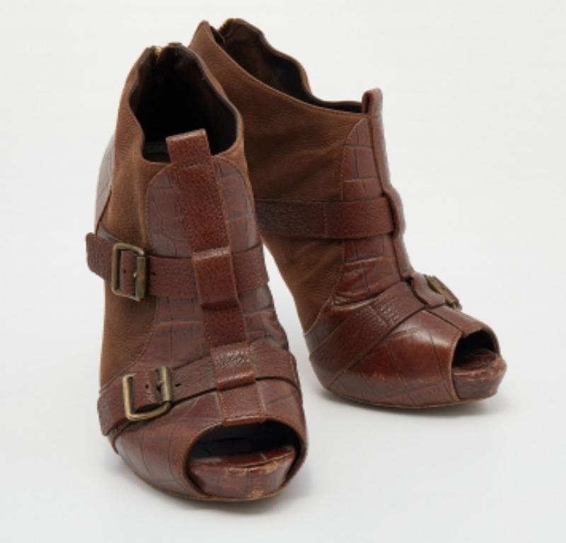 Alexander McQueen Botas al tobillo de piel marrón con hebilla talla 39 en Bastante bueno estado para la venta en Dubai, Al Qouz 2